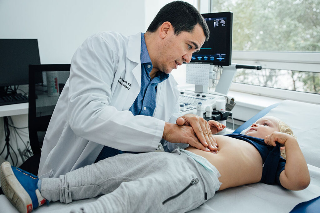 Детский хирург Карлос Рек-Бурнео (PD Dr. med. habil. Carlos A. Reck-Burneo) во время консультации