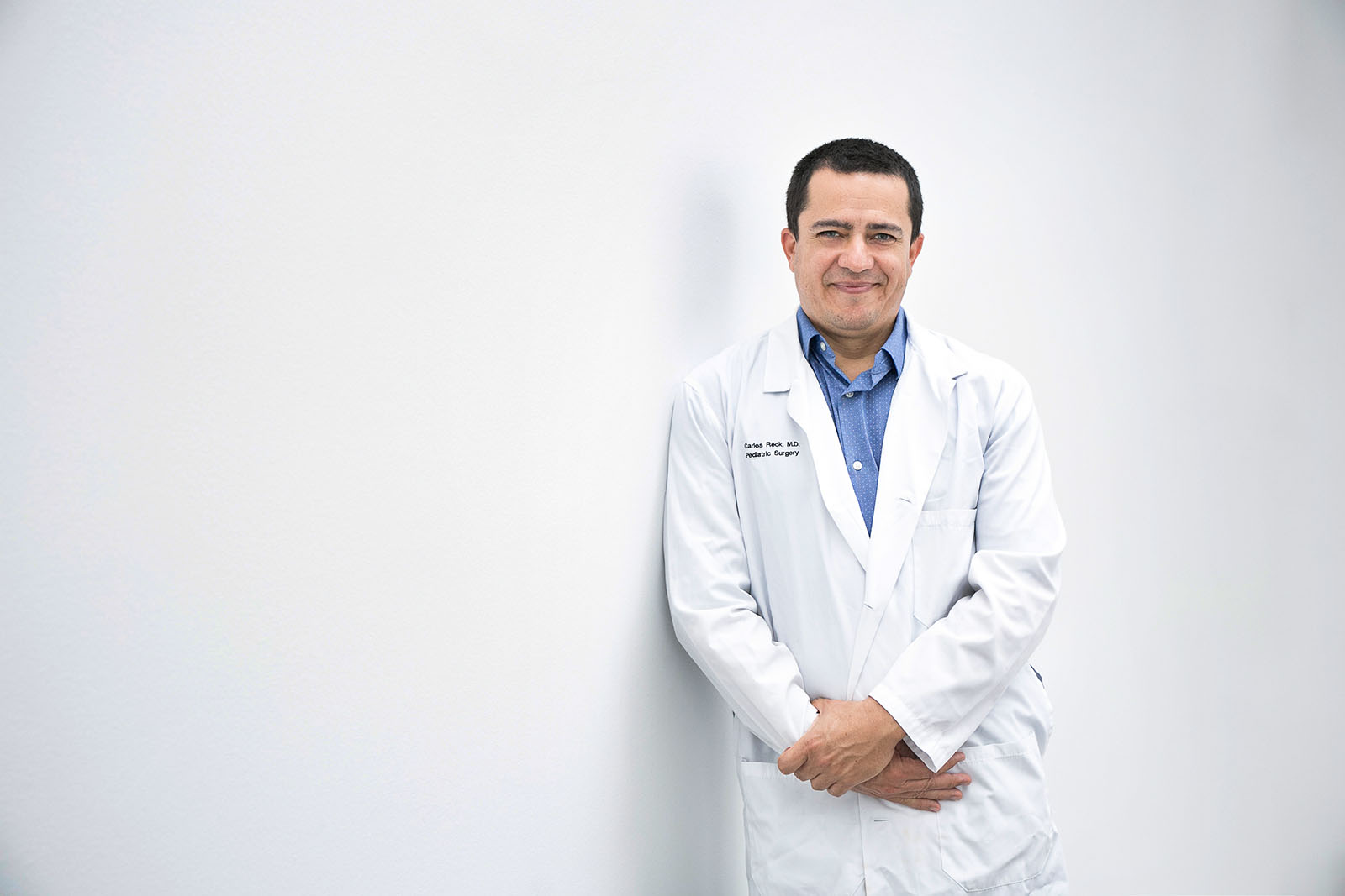 PD Dr. med. habil. Carlos A. Reck-Burneo, Chefarzt der Kinderchirurgie, im Flur des Universitätsklinikums Brandenburg an der Havel