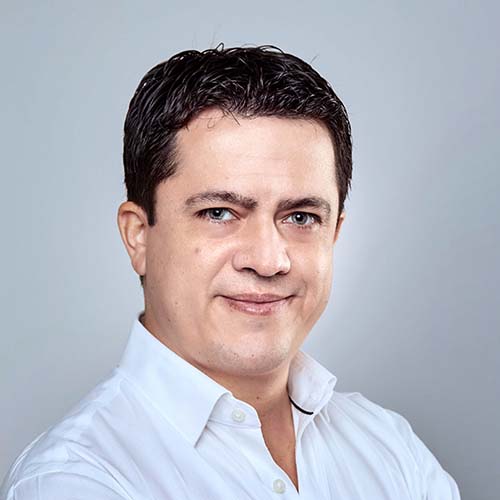 Portretul lui PD Dr. med. habil. Carlos A. Reck-Burneo, chirurg pediatru
